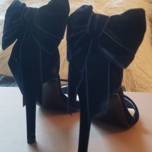 Brand new navy velvet Nudistsong by Stuart Weitzman.